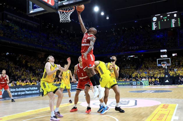DEU, easyCredit BBL, ALBA vs. Bayern Muenchen, 17.06.2026, Uber-Arena, Berlin, DEU, easyCredit BBL, ALBA vs. Bayern Muenchen, im Bild Moses Wood (ALBA Berlin 11), J Wan Roberts (ALBA Berlin 13), Michael Rataj (ALBA Berlin 21), Isiaha Mike (FC Bayern Muenchen 22)