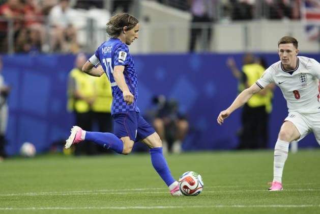 DALLAS, USA 20260617 Kroatiens Luka Modric mot Englands Elliot Anderson under gruppspelsmatchen mellan England och Kroatien, grupp L, i fotbolls-VM pa FC Dallas Stadium.