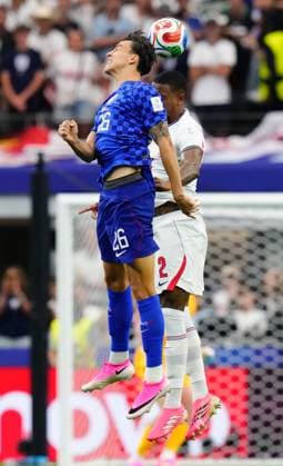 England v Croatia - FIFA World Cup, WM, Weltmeisterschaft, Fussball 2026 - Group L ARLINGTON, UNITED STATES - JUNE 17: Petar Musa (26) of Croatia and Ezri Konsa (2) of England compete for the ball during the 2026 FIFA World Cup First Stage Group L match between England and Croatia at Dallas Stadium in Arlington, Texas, United States on June 17, 2026. Jose Hernandez Anadolu Texas United States. Editorial use only. Please get in touch for any other usage.  Copyright: x2026xAnadoluxJosexHernandezx