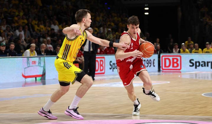 Martin Hermannsson, Nenad Dimitrijevic am Ball Zweikampf Spielszene Aktion Basketball BBL Bundesliga Herren Play Off Finale 3.Spiel Saison 2025 2026 17.06.2026 ALBA Berlin vs. Bayern München