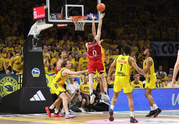 Nenad Dimitrijevic am Ball, Norris Agbakoko Zweikampf Spielszene Aktion Basketball BBL Bundesliga Herren Play Off Finale 3.Spiel Saison 2025 2026 17.06.2026 ALBA Berlin vs. Bayern München
