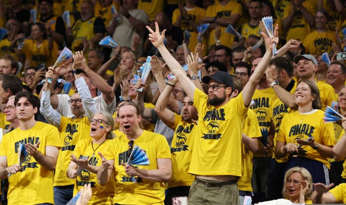 Alba Fans bejubeln einen Dreier Freude Emotion Jubel Basketball BBL Bundesliga Herren Play Off Finale 3.Spiel Saison 2025 2026 17.06.2026 ALBA Berlin vs. Bayern München