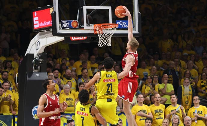 Michael Rataj, Niels Giffey am Ball Zweikampf Spielszene Aktion Basketball BBL Bundesliga Herren Play Off Finale 3.Spiel Saison 2025 2026 17.06.2026 ALBA Berlin vs. Bayern München