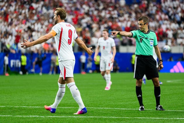 260617 Referee Clement Turpin gives penalty to England during the FIFA World Cup, WM, Weltmeisterschaft, Fussball 2026 football match between England and Croatia on June 17, 2026 in Dallas. Photo: Joel Marklund BILDBYRAN kod JM JM0826 bbeng fotboll football soccer fotball vm fotbolls-vm fotball-vm fotbolls-vm 2026 fifa world cup 2026 england kroatien croatia