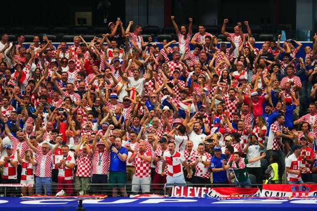 Croatia fans celebrate England s missed penalty before the ordering of a retake England v Croatia, 2026 FIFA World Cup, WM, Weltmeisterschaft, Fussball Group L, Football, Dallas Stadium, Arlington, Texas, USA - 17 Jun 2026Arlington Dallas Stadium Texas (TX) United States of America EDITORIAL USE ONLY No use with unauthorised audio, video, data, fixture lists, club league logos or live services. Online in-match use limited to 120 images, no video emulation. No use in betting, games or single club league player publications.  Copyright: xJavierxGarcia Shutterstockx 16928920av