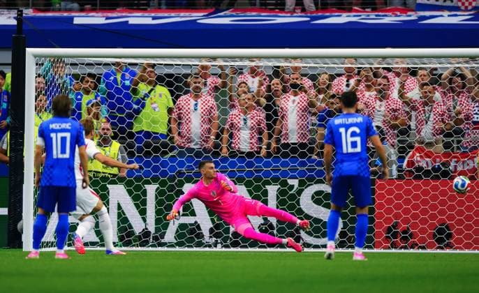 Harry Kane of England scores the opening goal from the penalty spot England v Croatia, 2026 FIFA World Cup, WM, Weltmeisterschaft, Fussball Group L, Football, Dallas Stadium, Arlington, Texas, USA - 17 Jun 2026Arlington Dallas Stadium Texas (TX) United States of America EDITORIAL USE ONLY No use with unauthorised audio, video, data, fixture lists, club league logos or live services. Online in-match use limited to 120 images, no video emulation. No use in betting, games or single club league player publications.  Copyright: xJavierxGarcia Shutterstockx 16928920aw