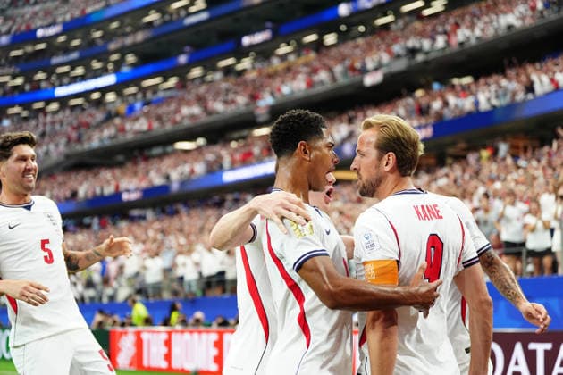 DALLAS, USA 20260617 Englands Harry Kane gratuleras för, 1-0, av Marcus Rashford och John Stones under gruppspelsmatchen mellan England och Kroatien, grupp L, i fotbolls-VM pa FC Dallas Stadium.