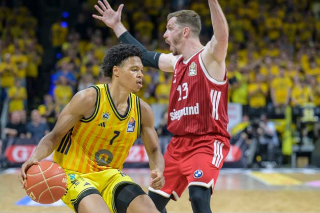 im Bild v.l.: Jack Kayil (ALBA 7), Andreas Obst (FCB 13), Zweikampf, Action, Kampf, kaempft um den Ball, traurig, deprimiert, sauer, GER, Berlin, Basketball, Alba Berlin vs FC Bayern Basketball, Albatrosse, Finalspiel 3 um die Deutsche Meisterschaft, in der Max-Schmeling-Halle, 17.06.2026,