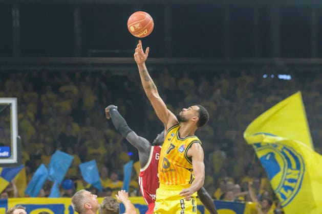 im Bild v.l.: Norris Agbakoko (ALBA 17), tipoff, GER, Berlin, Basketball, Alba Berlin vs FC Bayern Basketball, Albatrosse, Finalspiel 3 um die Deutsche Meisterschaft, in der Max-Schmeling-Halle, 17.06.2026,