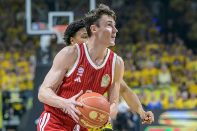 im Bild v.l.: Neno Dimitrijeviæ (FCB 0), Jack Kayil (ALBA 7), Zweikampf, Action, Kampf, kaempft um den Ball, GER, Berlin, Basketball, Alba Berlin vs FC Bayern Basketball, Albatrosse, Finalspiel 3 um die Deutsche Meisterschaft, in der Max-Schmeling-Halle, 17.06.2026,