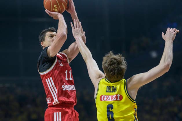 im Bild v.l.: Vladimir Luèiæ (FCB 11), Malte Delow (ALBA 6), Zweikampf, Action, Kampf, kaempft um den Ball, GER, Berlin, Basketball, Alba Berlin vs FC Bayern Basketball, Albatrosse, Finalspiel 3 um die Deutsche Meisterschaft, in der Max-Schmeling-Halle, 17.06.2026,