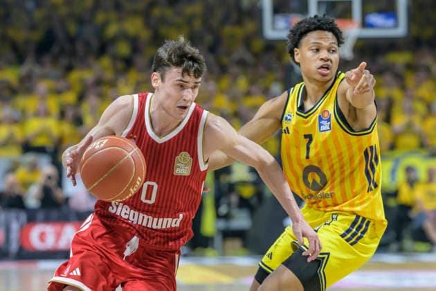 im Bild v.l.: Neno Dimitrijeviæ (FCB 0), Jack Kayil (ALBA 7), Zweikampf, Action, Kampf, kaempft um den Ball, GER, Berlin, Basketball, Alba Berlin vs FC Bayern Basketball, Albatrosse, Finalspiel 3 um die Deutsche Meisterschaft, in der Max-Schmeling-Halle, 17.06.2026,