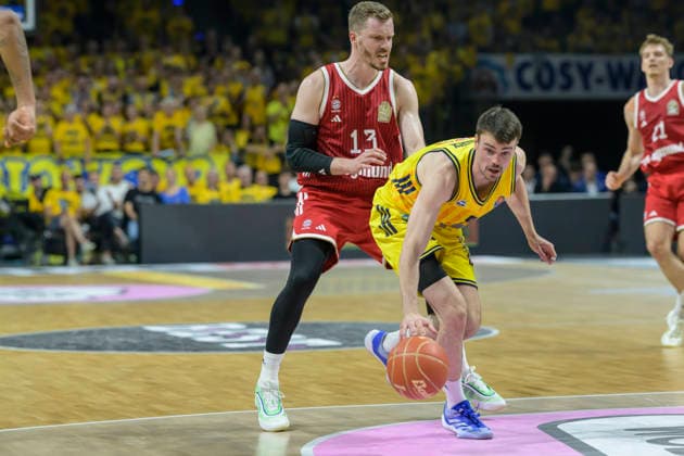 im Bild v.l.: Andreas Obst (FCB 13), Jonas Mattisseck (ALBA 9), Zweikampf, Action, Kampf, kaempft um den Ball, GER, Berlin, Basketball, Alba Berlin vs FC Bayern Basketball, Albatrosse, Finalspiel 3 um die Deutsche Meisterschaft, in der Max-Schmeling-Halle, 17.06.2026,
