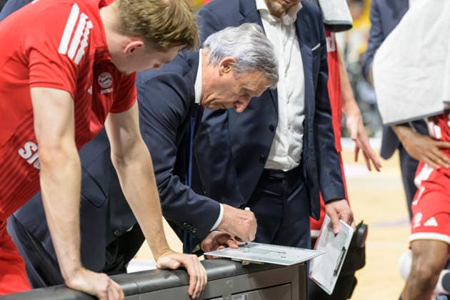 im Bild v.l.: Svetislav Peöiæ (FCB Head Coach), in der Auszeit, GER, Berlin, Basketball, Alba Berlin vs FC Bayern Basketball, Albatrosse, Finalspiel 3 um die Deutsche Meisterschaft, in der Max-Schmeling-Halle, 17.06.2026,