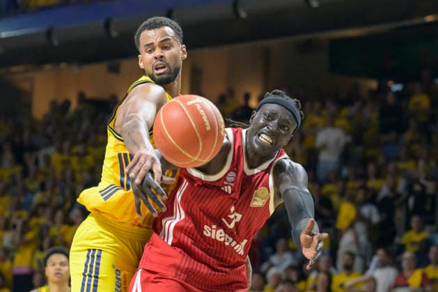im Bild v.l.: Norris Agbakoko (ALBA 17), Wenyen Gabriel (FCB 32), Zweikampf, Action, Kampf, kaempft um den Ball, GER, Berlin, Basketball, Alba Berlin vs FC Bayern Basketball, Albatrosse, Finalspiel 3 um die Deutsche Meisterschaft, in der Max-Schmeling-Halle, 17.06.2026,