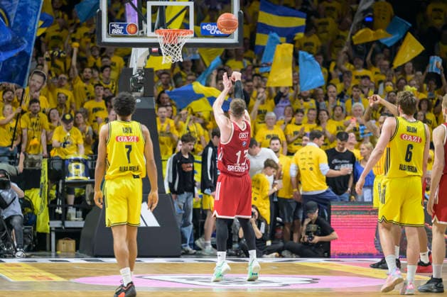 im Bild v.l.: Andreas Obst (FCB 13), Freiwurf, GER, Berlin, Basketball, Alba Berlin vs FC Bayern Basketball, Albatrosse, Finalspiel 3 um die Deutsche Meisterschaft, in der Max-Schmeling-Halle, 17.06.2026,