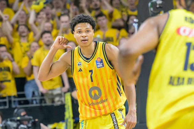 im Bild v.l.: Jack Kayil (ALBA 7), bejubelt seinen Treffer, Korb, GER, Berlin, Basketball, Alba Berlin vs FC Bayern Basketball, Albatrosse, Finalspiel 3 um die Deutsche Meisterschaft, in der Max-Schmeling-Halle, 17.06.2026,