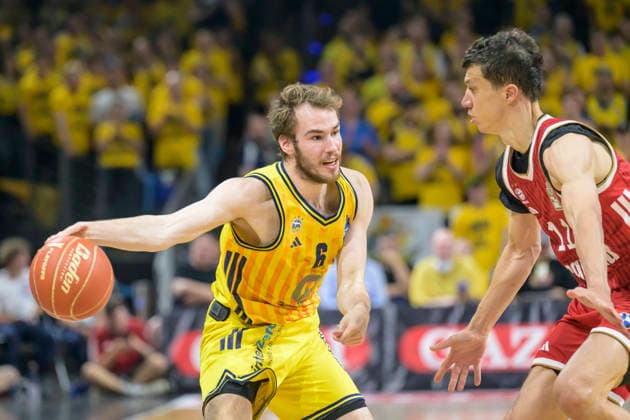 im Bild v.l.: Malte Delow (ALBA 6), Vladimir Luèiæ (FCB 11), Zweikampf, Action, Kampf, kaempft um den Ball, GER, Berlin, Basketball, Alba Berlin vs FC Bayern Basketball, Albatrosse, Finalspiel 3 um die Deutsche Meisterschaft, in der Max-Schmeling-Halle, 17.06.2026,