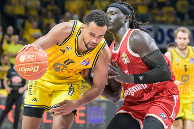 im Bild v.l.: Norris Agbakoko (ALBA 17), Wenyen Gabriel (FCB 32), Zweikampf, Action, Kampf, kaempft um den Ball, GER, Berlin, Basketball, Alba Berlin vs FC Bayern Basketball, Albatrosse, Finalspiel 3 um die Deutsche Meisterschaft, in der Max-Schmeling-Halle, 17.06.2026,