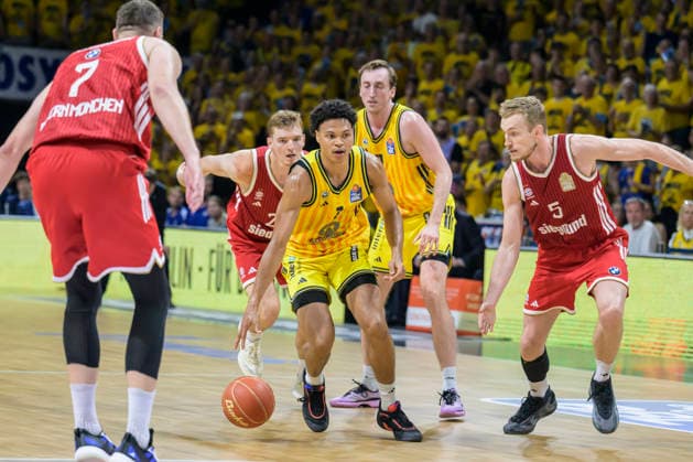im Bild v.l.: Johannes Voigtmann (FCB 7), Jack Kayil (ALBA 7), Niels Giffey (FCB 5), Zweikampf, Action, Kampf, kaempft um den Ball, GER, Berlin, Basketball, Alba Berlin vs FC Bayern Basketball, Albatrosse, Finalspiel 3 um die Deutsche Meisterschaft, in der Max-Schmeling-Halle, 17.06.2026,