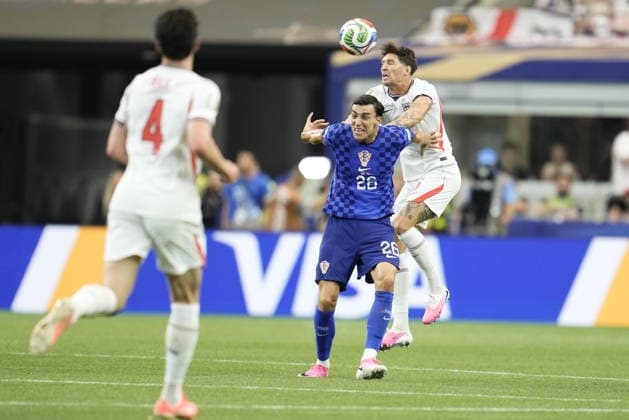 DALLAS, USA 20260617 Kroatiens Petar Musa mot Englands John Stones under gruppspelsmatchen mellan England och Kroatien, grupp L, i fotbolls-VM pa FC Dallas Stadium.