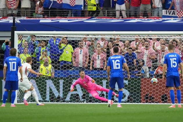 FIFA World Cup, WM, Weltmeisterschaft, Fussball 2026 - Group L - England vs Croatia Harry Kane of England (2-L) scores the 1-0 goal from the penalty spot against goalkeeper Dominik Livakovic of Croatia (C) during the FIFA World Cup 2026 group stage match England against Croatia, in Dallas, Texas, USA, 17 June 2026. DALLAS United States  Copyright: xJEFFREYxMCWHORTERx