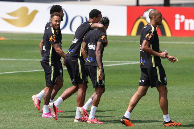 Neymar of Brazil (2-L) reacts during a training session at Columbia Park as part of the FIFA World Cup, WM, Weltmeisterschaft, Fussball 2026 in Morristown, New Jersey, USA, 17 June 2025. FIFA World Cup 2026 - Brazil tranining session !ACHTUNG: NUR REDAKTIONELLE NUTZUNG!  Copyright: xSebastiaoxMoreirax GR3417 20260617-55020627508_1