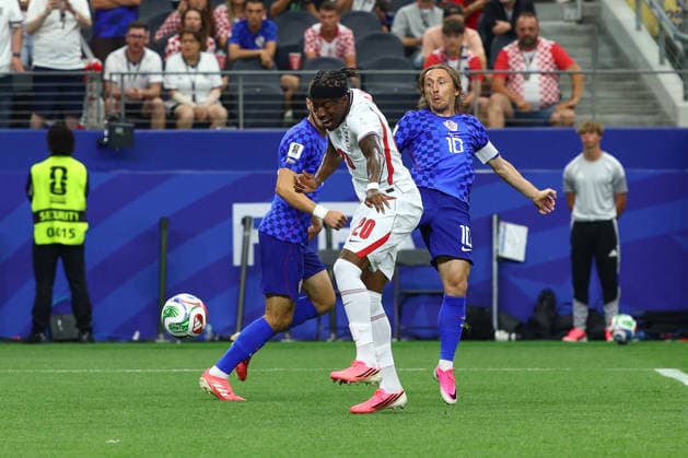 FIFA World Cup, WM, Weltmeisterschaft, Fussball 2026: England v Croatia DALLAS, USA - 17th June 2026: Noni Madueke of England is fouled by Luka Modric of Croatia and wins a penalty during the FIFA World Cup 2026 Group L match between England and Croatia at Dallas Stadium Dallas Dallas Stadium United States of America Copyright: xCraigxMercerx xPeakxActionxPhotosx