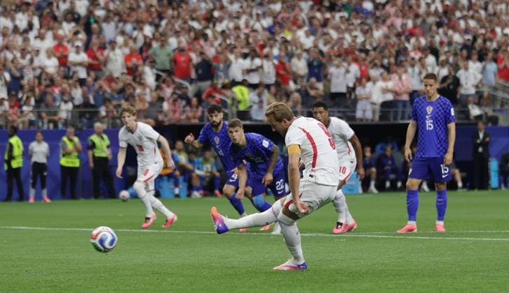 FIFA World Cup, WM, Weltmeisterschaft, Fussball 2026 - England v Croatia TEXAS, UNITED STATES OF AMERICA, June 17: GOAL 1-0, Harry Kane of England national team, Nationalteam scores a penalty kick to put England 1-0 ahead during the FIFA World Cup 2026 match in Group L between England v Croatia at Dallas Stadium, Arlington, Texas, on 17 June. (Photo by DC Photo Crystal Pix) Arlington Dallas Stadium United States Of America Copyright: xDCxPhotox xCrystaxPixx SportsxPressxPhotox Sportspressphoto_SPR168758