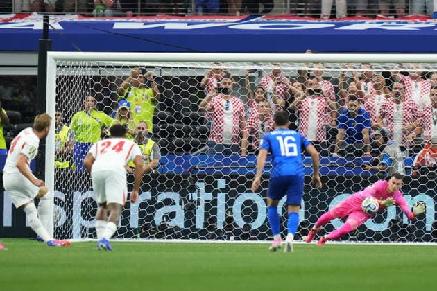 FIFA World Cup, WM, Weltmeisterschaft, Fussball 2026 - Group L - England vs Croatia Harry Kane of England (L) takes a penalty kicked that was blocked by goalkeeper Dominik Livakovic of Croatia (R) and then retaken after a VAR decision during the FIFA World Cup 2026 group stage match England against Croatia, in Dallas, Texas, USA, 17 June 2026. DALLAS United States  Copyright: xJEFFREYxMCWHORTERx