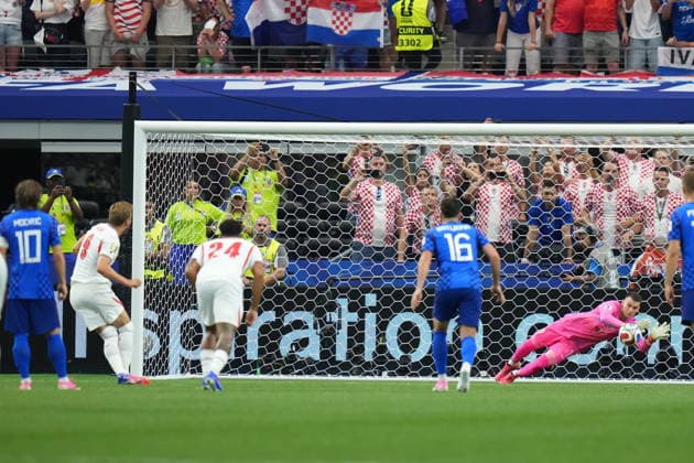 FIFA World Cup, WM, Weltmeisterschaft, Fussball 2026 - Group L - England vs Croatia Harry Kane of England (2-L) takes a penalty kicked that was blocked by goalkeeper Dominik Livakovic of Croatia (R) and then retaken after a VAR decision during the FIFA World Cup 2026 group stage match England against Croatia, in Dallas, Texas, USA, 17 June 2026. DALLAS United States  Copyright: xJEFFREYxMCWHORTERx