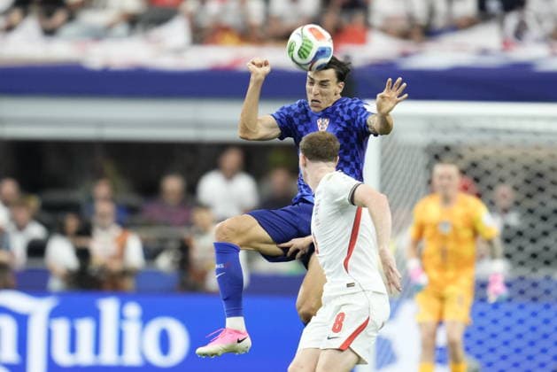 DALLAS, USA 20260617 Kroatiens Petar Musa mot Englands Harry Kane under gruppspelsmatchen mellan England och Kroatien, grupp L, i fotbolls-VM pa FC Dallas Stadium.