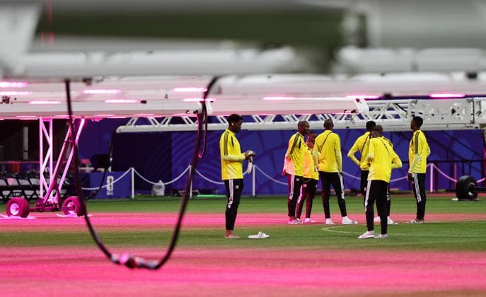 FIFA World Cup, WM, Weltmeisterschaft, Fussball 2026 - South Africa press conference, PK, Pressekonferenz South Africa players inspect under grow light the pitch of the Atlanta Stadium following a press conference in Atlanta, Georgia, USA, 17 June 2026. South Africa will face Czechia on 18 June in a FIFA World Cup 2026 group A match. ATLANTA United States  Copyright: xRONALDxWITTEKx