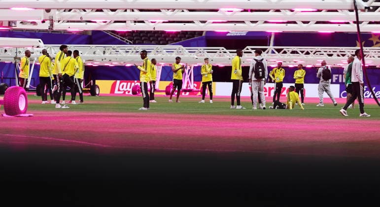 FIFA World Cup, WM, Weltmeisterschaft, Fussball 2026 - South Africa press conference, PK, Pressekonferenz South Africa players inspect under grow light the pitch of the Atlanta Stadium following a press conference in Atlanta, Georgia, USA, 17 June 2026. South Africa will face Czechia on 18 June in a FIFA World Cup 2026 group A match. ATLANTA United States  Copyright: xRONALDxWITTEKx