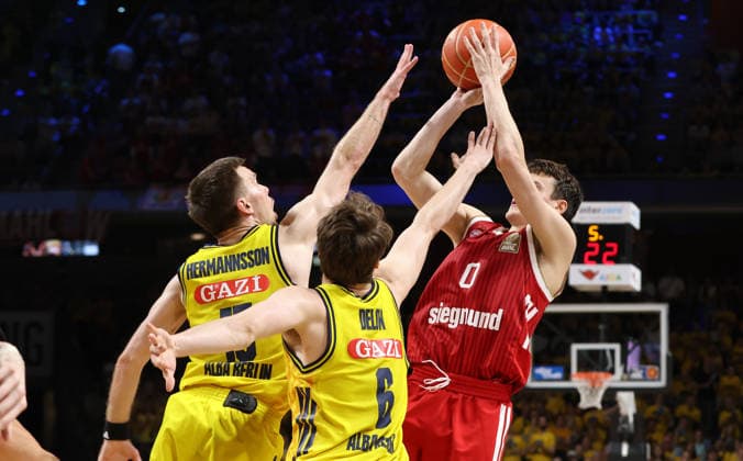 Martin Hermannsson, Malte Delow, Nenad Dimitrijevic am Ball Zweikampf Spielszene Aktion Basketball BBL Bundesliga Herren Play Off Finale 3.Spiel Saison 2025 2026 17.06.2026 ALBA Berlin vs. Bayern München