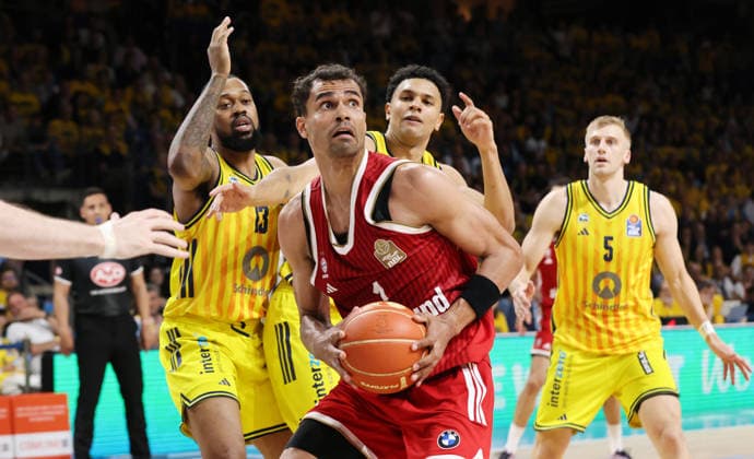 Oscar da Silva am Ball, J Wan Roberts, Jack Kayil, Sam Griesel Zweikampf Spielszene Aktion Basketball BBL Bundesliga Herren Play Off Finale 3.Spiel Saison 2025 2026 17.06.2026 ALBA Berlin vs. Bayern München