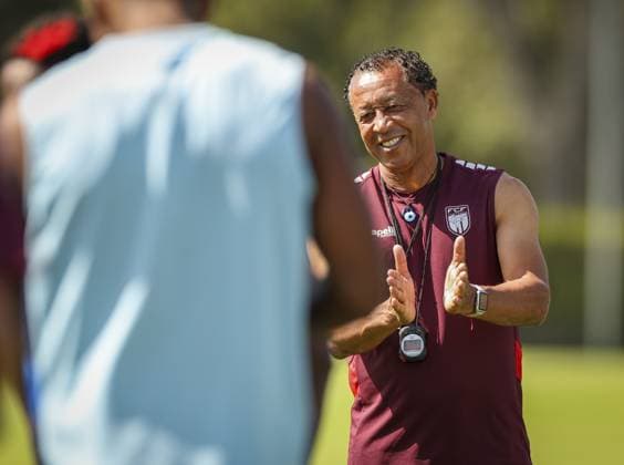 June 17, 2026, Tampa, Florida, USA: Cape Verde manager Bubista claps his hands to get the team together during practice Wednesday, June 17, 2026 in Tampa. Tampa USA - ZUMAs70_ 0859404450st Copyright: xChrisxUrsox