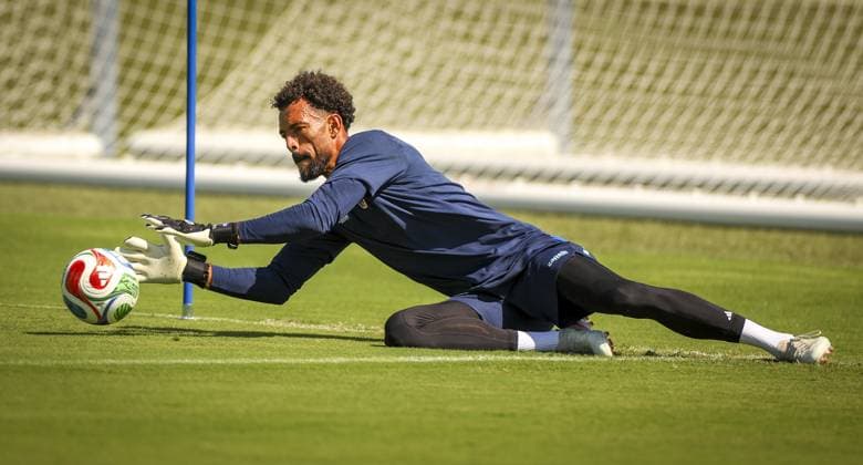 June 17, 2026, Tampa, Florida, USA: Cape Verde goalkeeper Vozinha dives to stop the ball during practice Wednesday, June 17, 2026 in Tampa. Tampa USA - ZUMAs70_ 0859404463st Copyright: xChrisxUrsox
