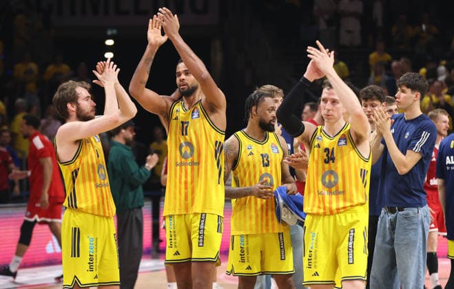 Malte Delow, Norris Agbakoko, J Wan Roberts, Justin Bean klatscht zu den Fans Basketball BBL Bundesliga Herren Play Off Finale 3.Spiel Saison 2025 2026 17.06.2026 ALBA Berlin vs. Bayern München