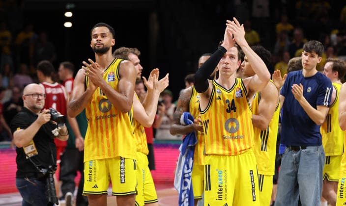 Norris Agbakoko, Justin Bean klatscht zu den Fans Basketball BBL Bundesliga Herren Play Off Finale 3.Spiel Saison 2025 2026 17.06.2026 ALBA Berlin vs. Bayern München