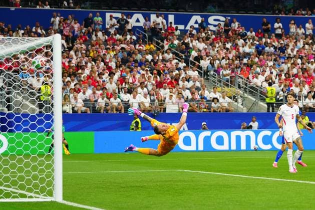 Jordan Pickford of England is unable to stop the shot from Martin Baturina of Croatia England v Croatia, 2026 FIFA World Cup, WM, Weltmeisterschaft, Fussball Group L, Football, Dallas Stadium, Arlington, Texas, USA - 17 Jun 2026Arlington Dallas Stadium Texas (TX) United States of America EDITORIAL USE ONLY No use with unauthorised audio, video, data, fixture lists, club league logos or live services. Online in-match use limited to 120 images, no video emulation. No use in betting, games or single club league player publications.  Copyright: xJavierxGarcia Shutterstockx 16928920bs