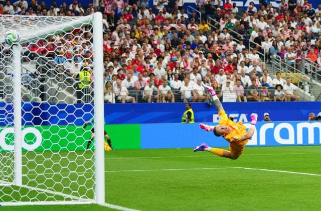 Jordan Pickford of England is unable to stop the shot from Martin Baturina of Croatia England v Croatia, 2026 FIFA World Cup, WM, Weltmeisterschaft, Fussball Group L, Football, Dallas Stadium, Arlington, Texas, USA - 17 Jun 2026Arlington Dallas Stadium Texas (TX) United States of America EDITORIAL USE ONLY No use with unauthorised audio, video, data, fixture lists, club league logos or live services. Online in-match use limited to 120 images, no video emulation. No use in betting, games or single club league player publications.  Copyright: xJavierxGarcia Shutterstockx 16928920bt