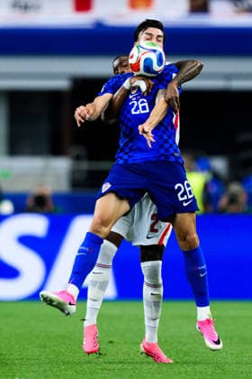 260617 Ezri Konsa of England and Petar Musa of Croatia during the FIFA World Cup, WM, Weltmeisterschaft, Fussball 2026 football match between England and Croatia on June 17, 2026 in Dallas. Photo: Joel Marklund BILDBYRAN kod JM JM0826 bbeng fotboll football soccer fotball vm fotbolls-vm fotball-vm fotbolls-vm 2026 fifa world cup 2026 england kroatien croatia