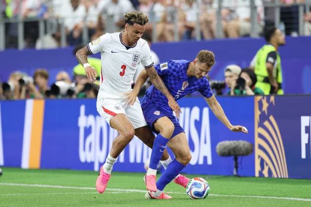 FIFA World Cup, WM, Weltmeisterschaft, Fussball 2026 - England v Croatia TEXAS, UNITED STATES OF AMERICA, June 17: Nico O Reilly of England national team, Nationalteam battles for the ball with Josip Stanisic of Croatia National Team during the FIFA World Cup 2026 match in Group L between England v Croatia at Dallas Stadium, Arlington, Texas, on 17 June. (Photo by DC Photo Crystal Pix) Arlington Dallas Stadium United States Of America Copyright: xDCxPhotox xCrystaxPixx SportsxPressxPhotox Sportspressphoto_SPR168846