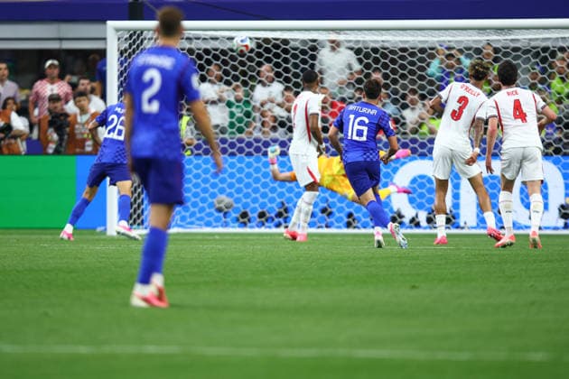FIFA World Cup, WM, Weltmeisterschaft, Fussball 2026: England v Croatia DALLAS, USA - 17th June 2026: Martin Baturina of Croatia scores his side s first goal during the FIFA World Cup 2026 Group L match between England and Croatia at Dallas Stadium Dallas Dallas Stadium United States of America Copyright: xCraigxMercerx xPeakxActionxPhotosx