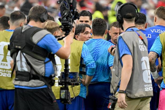 FIFA World Cup, WM, Weltmeisterschaft, Fussball 2026 - Group L - England vs Croatia Croatia s head coach Zlatko Dalic talks to players during a hydration break during the FIFA World Cup 2026 group stage match England against Croatia, in Dallas, USA, 17 June 2026. DALLAS United States  Copyright: xALBERTxPENAx