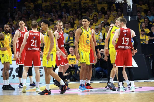 DEU, easyCredit BBL, ALBA vs. Bayern Muenchen, 17.06.2026, Uber-Arena, Berlin, DEU, easyCredit BBL, ALBA vs. Bayern Muenchen, im Bild ALBA-Spielerkreis, Muenchner-Spielerkreis