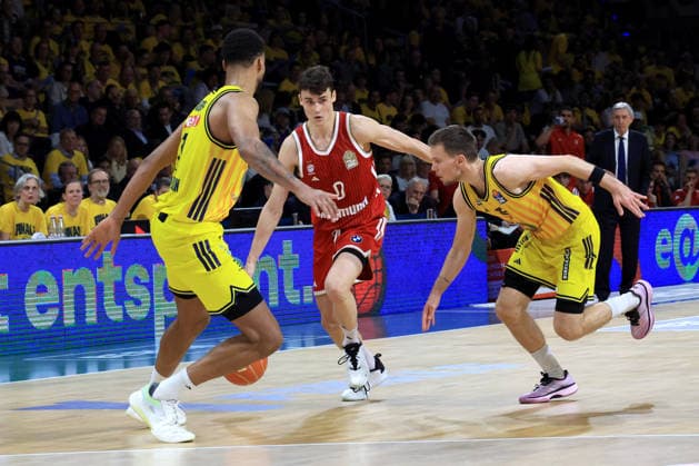 DEU, easyCredit BBL, ALBA vs. Bayern Muenchen, 17.06.2026, Uber-Arena, Berlin, DEU, easyCredit BBL, ALBA vs. Bayern Muenchen, im Bild Norris Agbakoko (ALBA Berlin 17), Martin Hermannsson (ALBA Berlin 15), Neno Dimitrijevic (FC Bayern Muenchen 0)