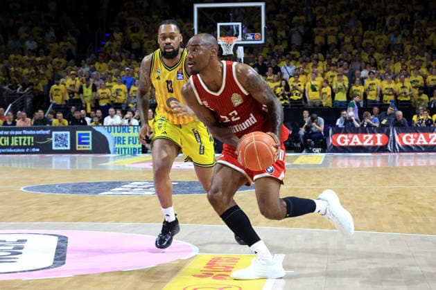 DEU, easyCredit BBL, ALBA vs. Bayern Muenchen, 17.06.2026, Uber-Arena, Berlin, DEU, easyCredit BBL, ALBA vs. Bayern Muenchen, im Bild J Wan Roberts (ALBA Berlin 13), Isiaha Mike (FC Bayern Muenchen 22)