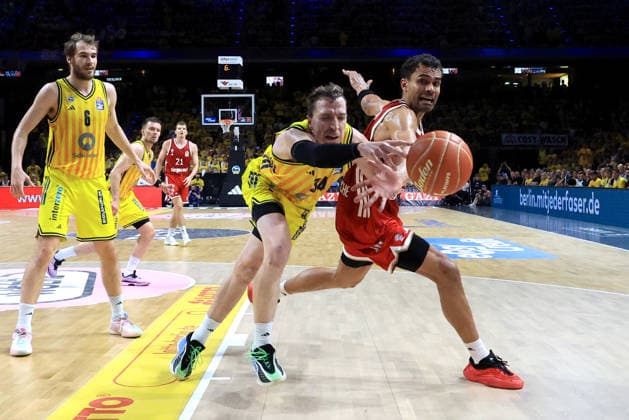DEU, easyCredit BBL, ALBA vs. Bayern Muenchen, 17.06.2026, Uber-Arena, Berlin, DEU, easyCredit BBL, ALBA vs. Bayern Muenchen, im Bild Justin Bean (ALBA Berlin 34), Oscar da Silva (FC Bayern Muenchen 1)